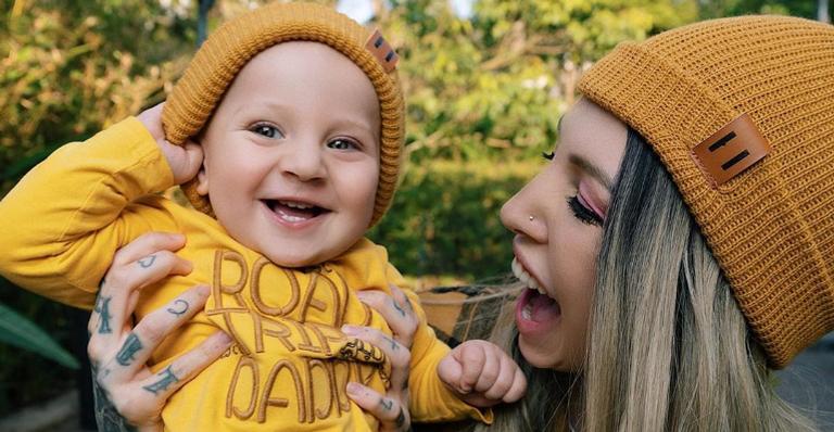 Zoo encanta a web ao surgir amamentando o filho: ”Ai que fofura!”