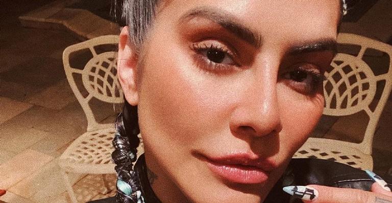 Ainda em quarentena, Cleo posta foto deslumbrante e brinca: ”Sigo me arrumando pra ficar em casa”