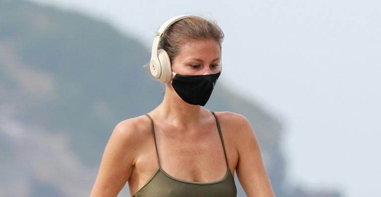 De máscara, Ellen Jabour é flagrada caminhando no Rio