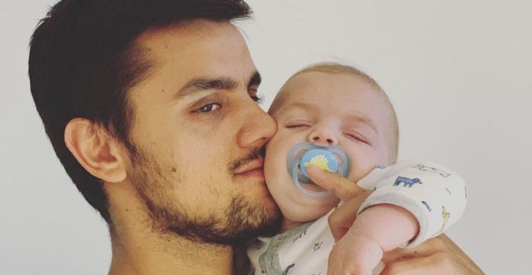 Felipe Simas fala sobre cansaço da paternidade e garante: ”Estranhamente me acalma”