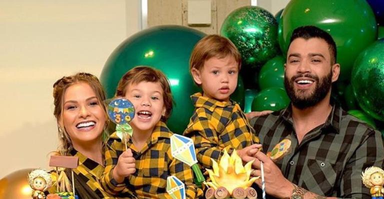 Gusttavo Lima exibe momento fofíssimo ao lado dos filhos e Andressa Suita baba: ”Super papai!”