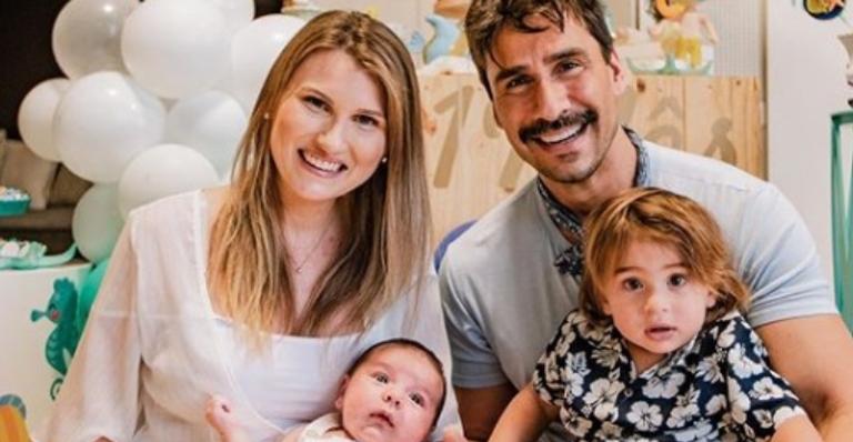 Julio Rocha se derrete ao celebrar primeiro mês de vida do caçula: ”Vivendo através do amor”