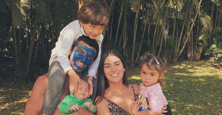 Mamãe coruja! Mariana Uhlmann se derrete ao ver os três filhos agarradinhos