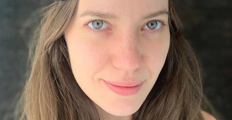 Grávida de 3 meses, Nathalia Dill mostra os gatos paparicando sua barriguinha: ”Muito amor”