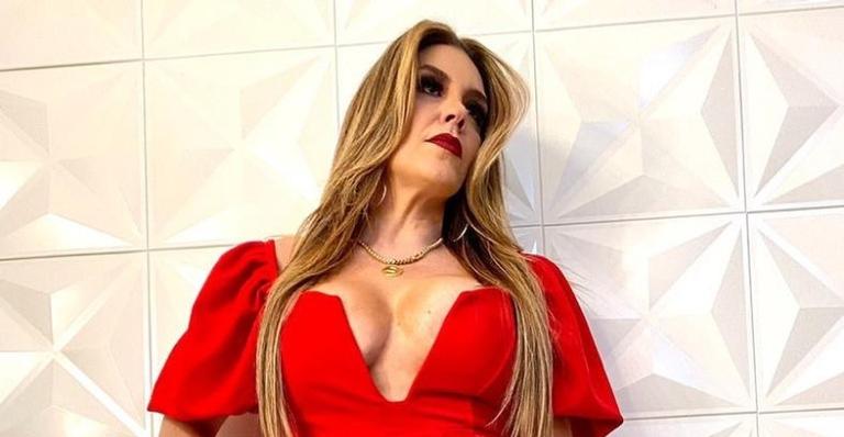 Com clique fofo, Simony relembra da infância: ”Muito orgulho por essa pequenina”