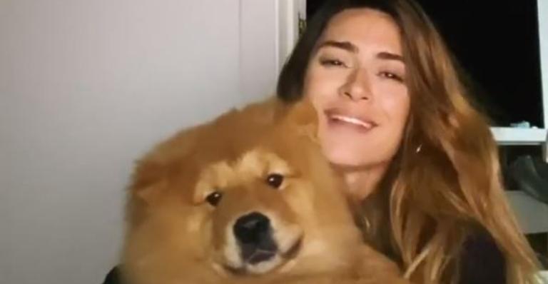 Thaila Ayala se encanta ao compartilhar clique do seu cachorro: ”Mamãe babona”