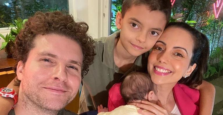 Thiago Fragoso combina pijama com os filhos em momento fofíssimo e encanta: ”Papai feliz!”