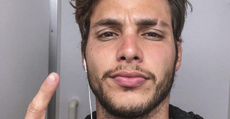 Bruno Guedes arranca suspiros em clique na praia e seguidores elogiam: ”Galã”