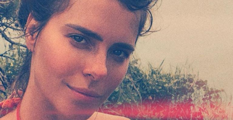 Carolina Dieckmann surge deslumbrante na praia e recebe elogios: ”Musa linda”