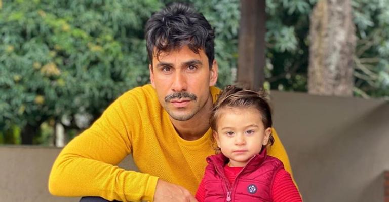 Julio Rocha se diverte ao lavar o carro com a ajuda do filho, José, e encanta