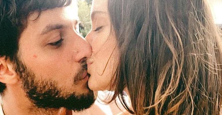 Laura Neiva exibe clique com a filha feito por Chay Suede: ”Pelos olhos do papai”