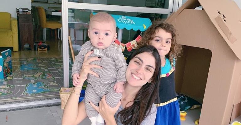 Mariana Uhlmann encanta ao exibir registro ao lado dos filhos: ”Joaquim tirou essa foto”