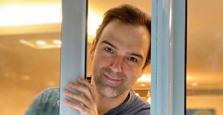 Na quarentena, Tadeu Schmidt aparece em cliques lavando um baralho e brinca: ”Tarefa fundamental”