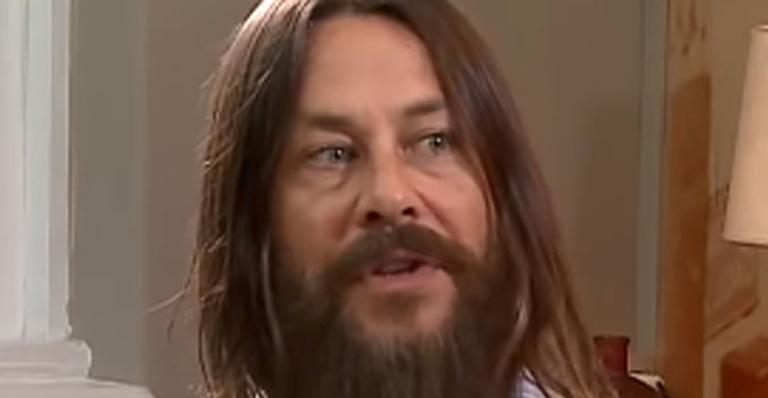 Theo Becker relembra polêmica participação no reality ‘A Fazenda’: ”Rancoroso”