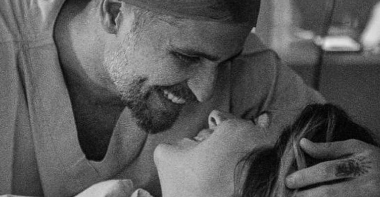 Giovanna Ewbank e Bruno Gagliasso deixam a maternidade com o filho, Zyan