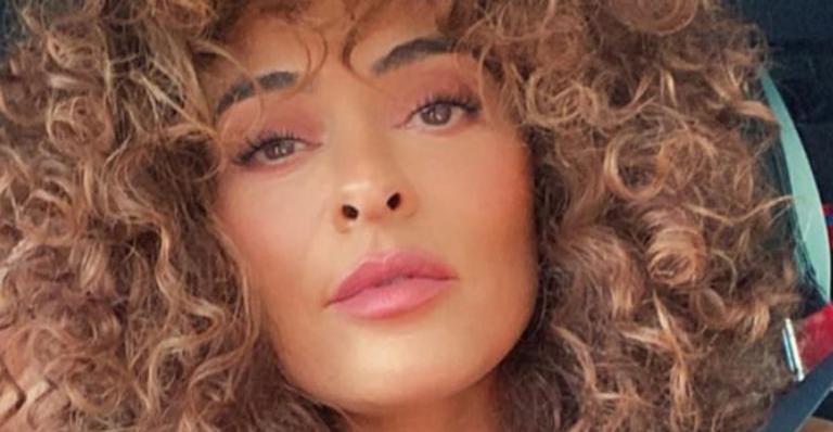Juliana Paes posa de biquíni branco aproveitando sábado de sol na piscina