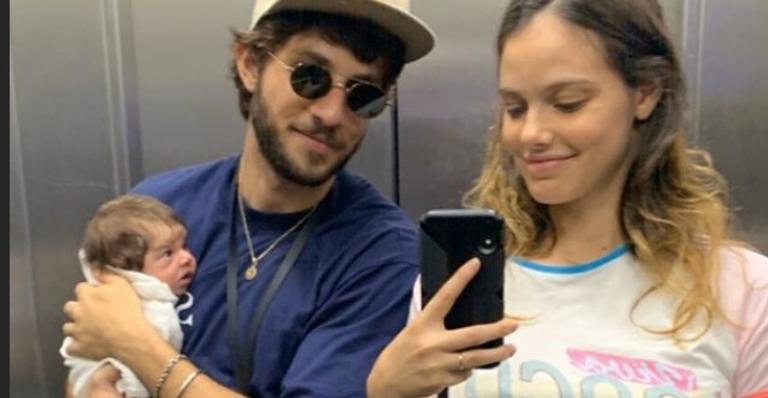 Laura Neiva clica Chay Suede com a filha, Maria, em momento fofíssimo: ”Quinquinha do papai”
