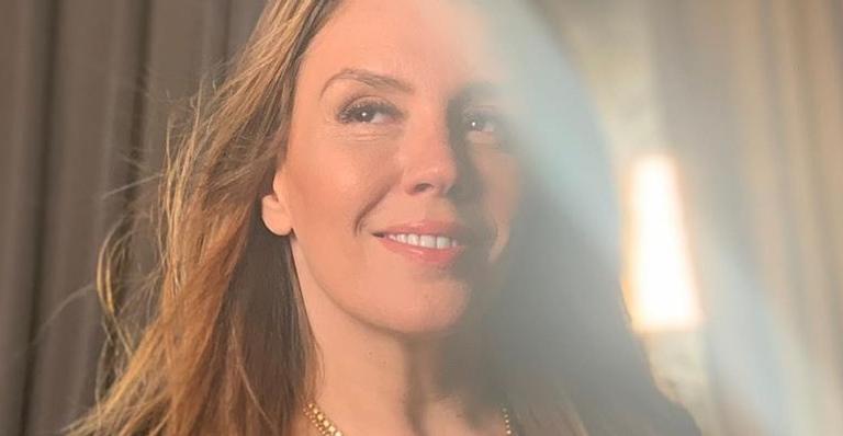 Simony posa com vestido justo e curtíssimo e deixa cinturinha em evidência: ”Que mulherão!”