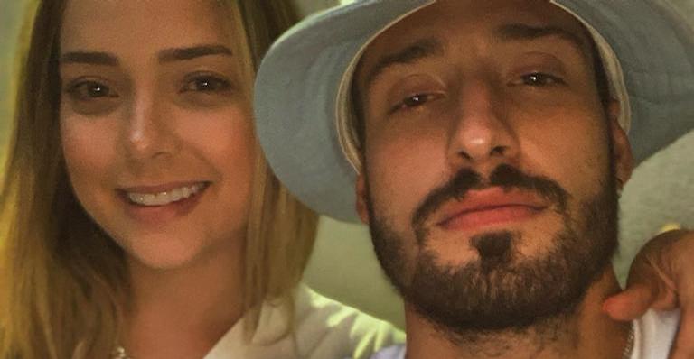 Vinicius Martinez compartilha clique de Carol Dantas e usa música para se declarar