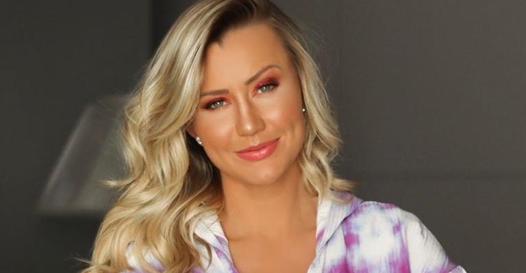 Ana Paula Siebert posa de biquíni e exibe barriga trincada menos de dois meses após dar à luz Vicky