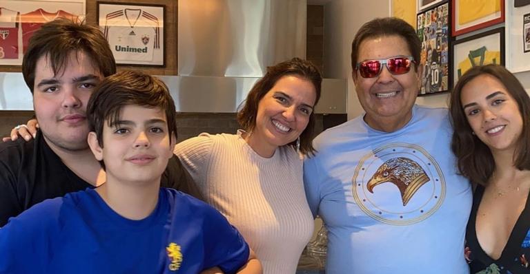 Dois meses após bariátrica, filho de Faustão aparece bem mais magro em foto com a mãe e impressiona