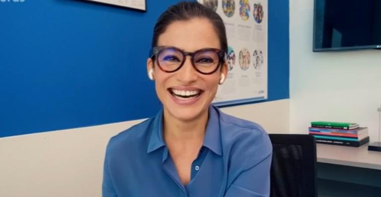 Renata Vasconcellos surpreende e canta trecho de ‘AmaRelo’ no programa ‘Altas Horas’