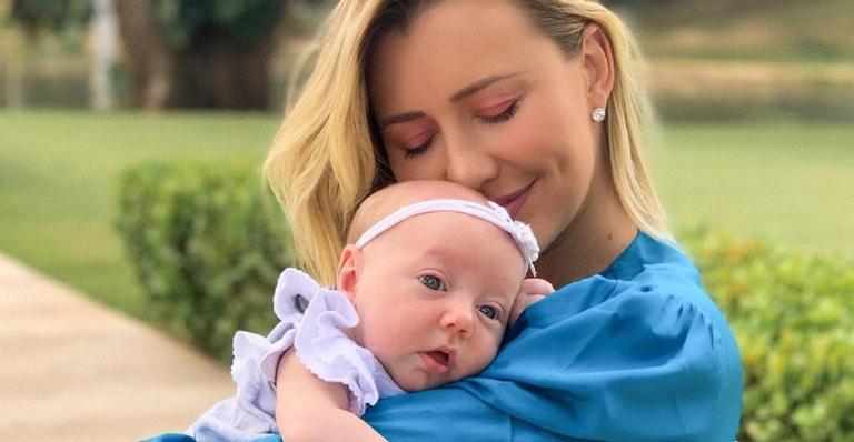 Ana Paula Siebert exibe look da filha em passeio de barco e encanta web