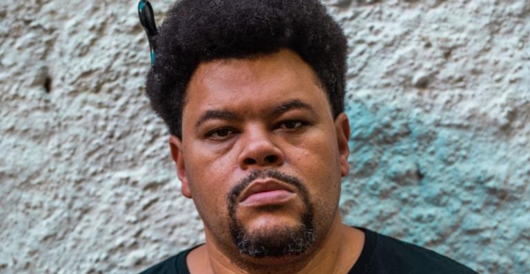 Babu Santana homenageia artistas negros no Dia do Cantor: ”Alguns dos meus preferidos!”