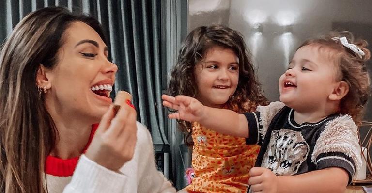 Bella Falconi posa de biquíni com as filhas e se declara: ”Pedacinhos de mim”