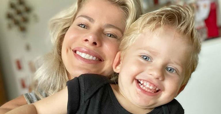 Em quarentena, Karina Bacchi surge agarrada com Enrico: ”Olhinhos e pedacinho de céu”
