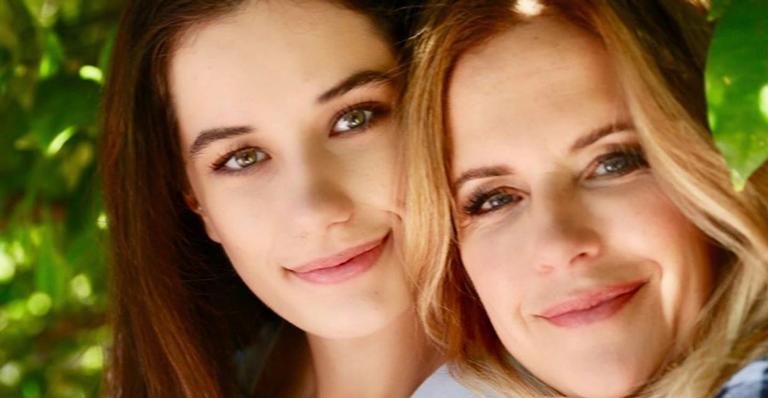 Filha de Kelly Preston lamenta morte da mãe e emociona: ”Corajosa”