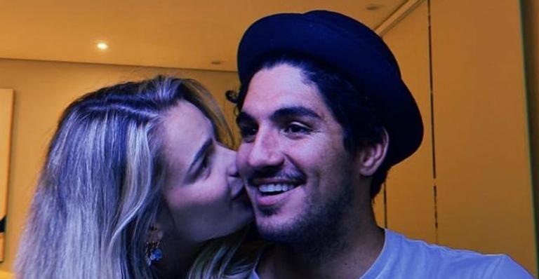 Yasmin Brunet e Gabriel Medina posam para registro romântico: ”Te amo Aquaman”