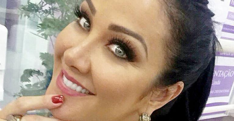 Helen Ganzarolli toma sol de biquíni e beleza se destaca na internet
