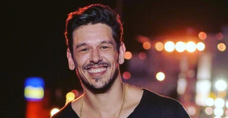 João Vicente de Castro surge em momento carinhoso com seu cachorro e encanta web: ”Fofo”