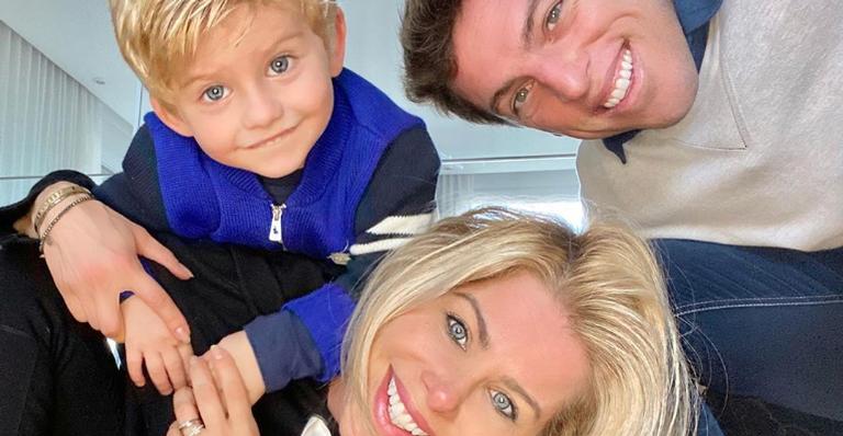 Karina Bacchi se delicia com fondue em família: ”Momentos que ficam para sempre”