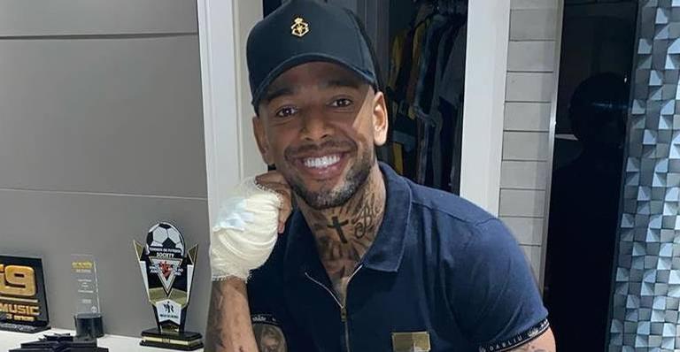 Nego do Borel mostra ferimentos do acidente que sofreu: ”Todo quebrado”