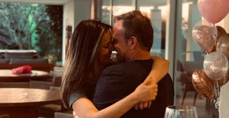 Paloma Tocci posta primeira foto com Rubens Barrichello e se declara: ”Com você vivo o novo”