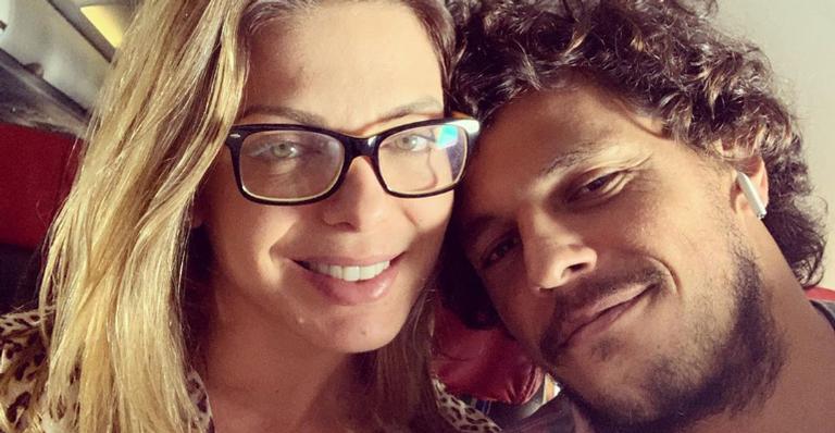 Sheila Mello se derrete ao posar com o namorado e seus cães: ”O coração se enche de gratidão!”