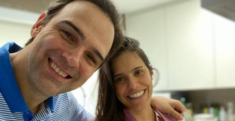 Tadeu Schmidt fala sobre os dotes culinários da esposa durante a pandemia: ”Nunca tinha cozinhado”