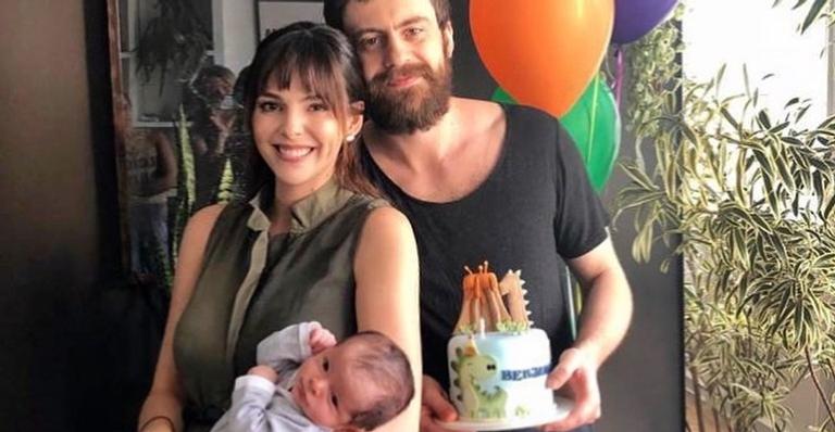 Titi Müller flagra o filho recém-nascido dormindo com a palma da mão aberta e faz piadinha nas redes