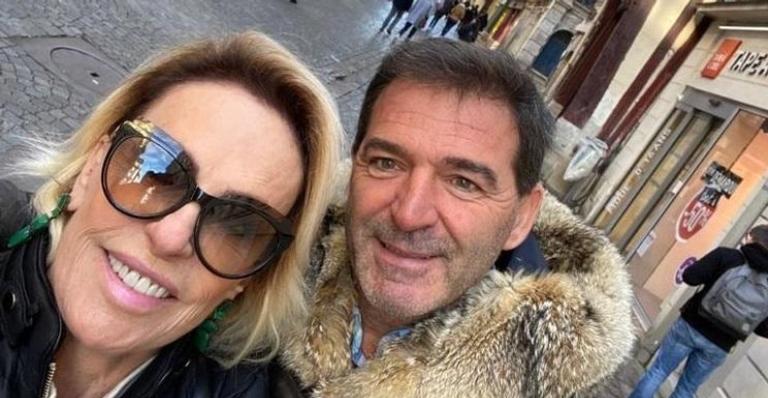 Ana Maria Braga ganha surpresa do marido durante programa e fãs se derretem