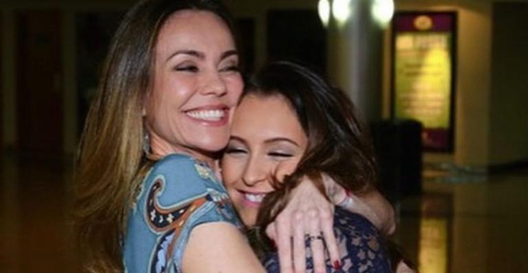 Carla Diaz posta foto exclusiva com Flávia Monteiro e presta homenagem de aniversário