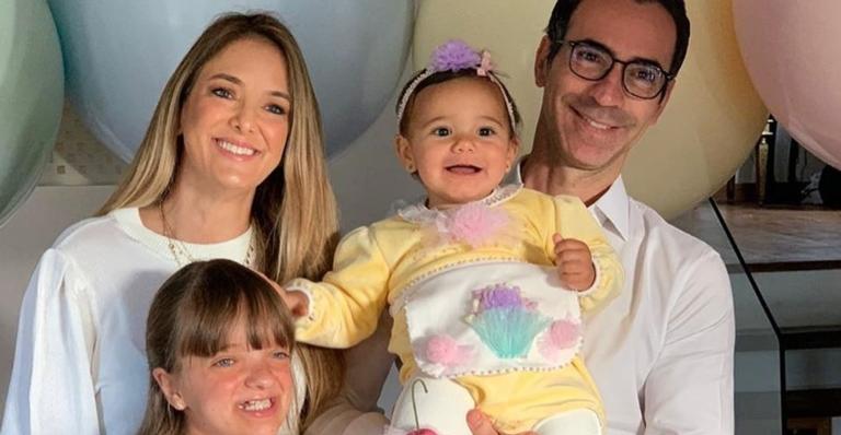César Tralli posa em família e se derrete pela filha, Manuella: ”Agradecer por você existir”