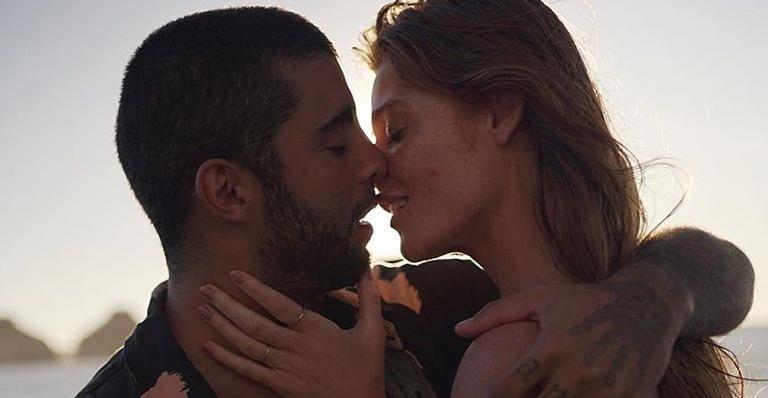 Cintia Dicker posa coladinha em Pedro Scooby em cenário paradisíaco: ”Que casal!”