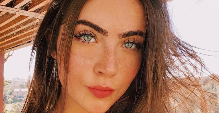 Em quarentena, Jade Picon arrasa ao posar de biquíni branco