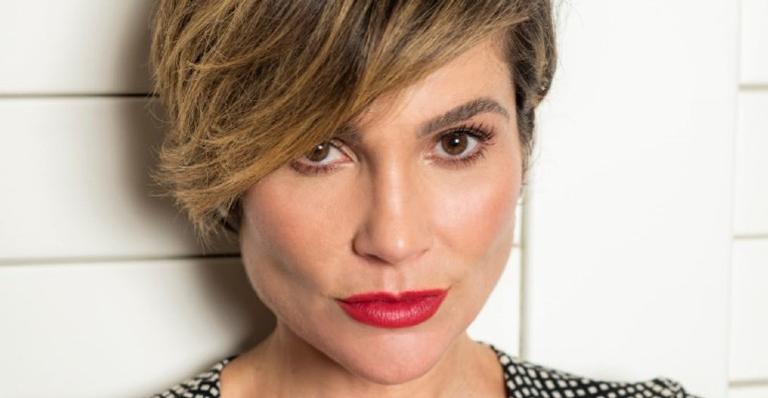 Flávia Alessandra posa de vestido vermelho e brinca: ”Entendo porque é a cor do amor”