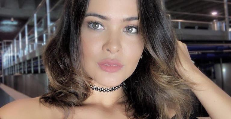 Geisy Arruda chama atenção ao posar de lingerie vermelha: ”Poderosa!”