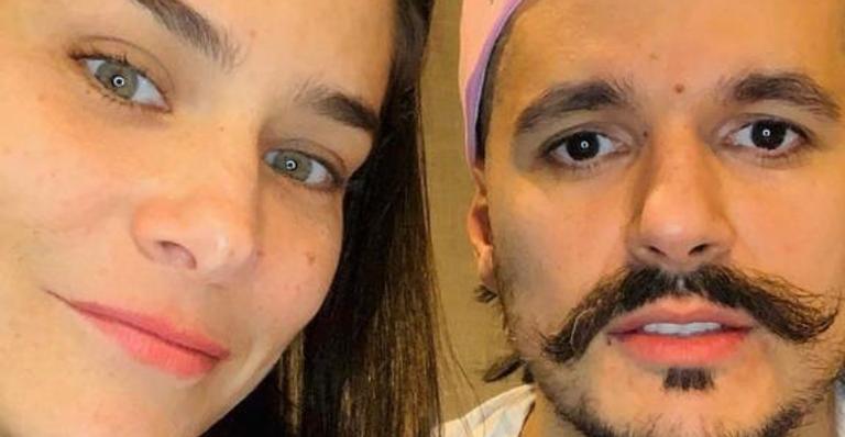 Priscila Fantin posa ao lado do marido em cenário paradisíaco e se declara: ”Se amar e ser livre!”