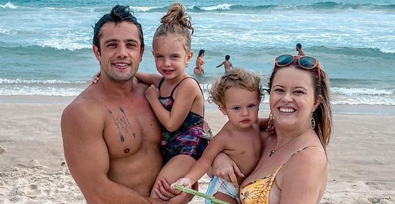 Passando a quarentena no campo, Rafael Cardoso se derrete ao mostrar a filha dando fruta em sua boca