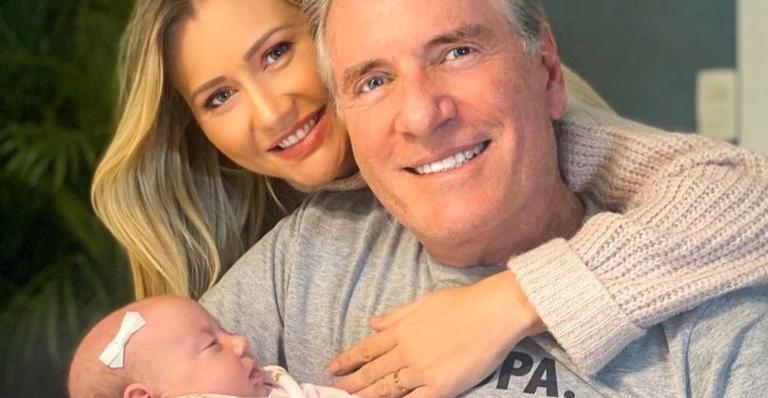 Chique! Roberto Justus mostra Vicky com look de praia e encanta: ”Primeiro passeio de barco”